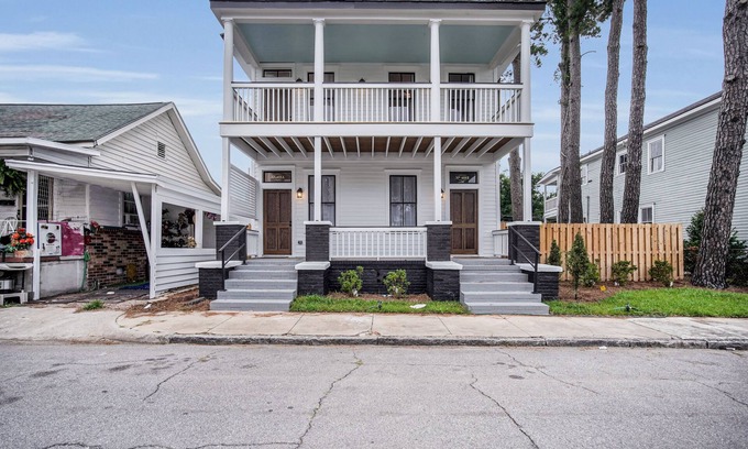 Metropolitan House | Modern Living in Thomas Square! Centrally located to Downtown & Tybee Island!