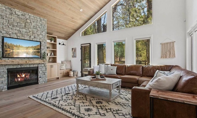 Evergreen Estates Apartment | Modern lodge near the ski slopes, hot tub, games