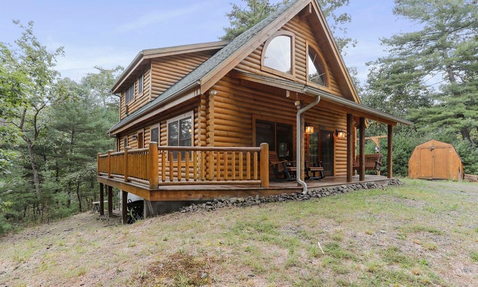 Hancock Cabin | Modern Log Cabin, Great for Families - Close to Many Attractions! Game Room!