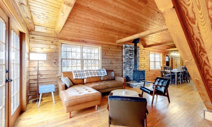 Town of Torrey House | Modern Log Cabin with Vineyard Views