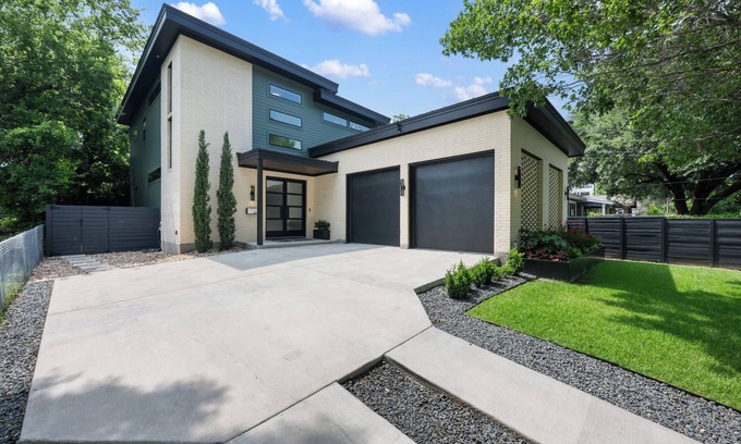 South Congress House | MODERN LUXURY HOME W/FABULOUS SHADED YARD! POOL! 5BR 4.5 BA HOME - SOCO & DT