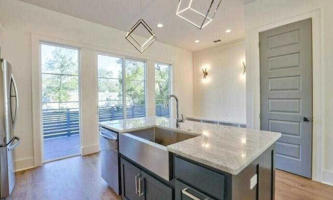 Tallahassee House | Modern Luxury House with Prime Time Convenience