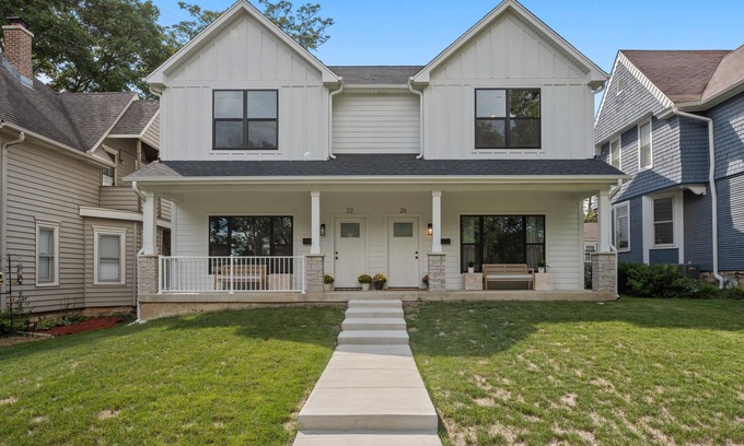 Geneva House | Modern Luxury Sleeps 8. Walk to DT Geneva