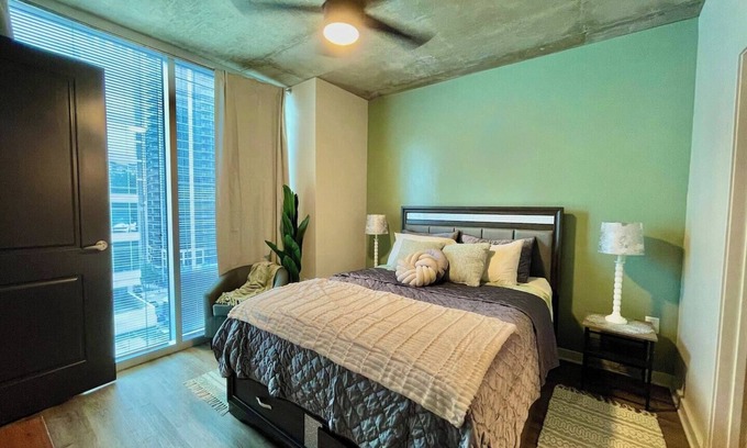 Midtown Apartment | Modern Midtown Retreat Views + Rooftop Pool