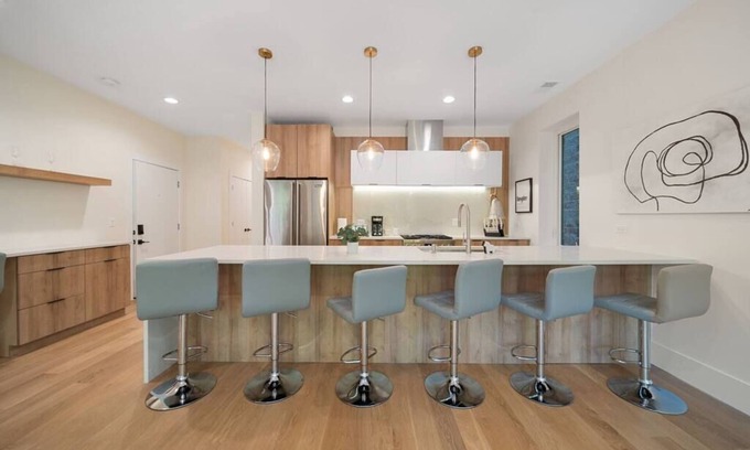 Near West Side Apartment | Modern New 3BR Condo | United Center | Balcony