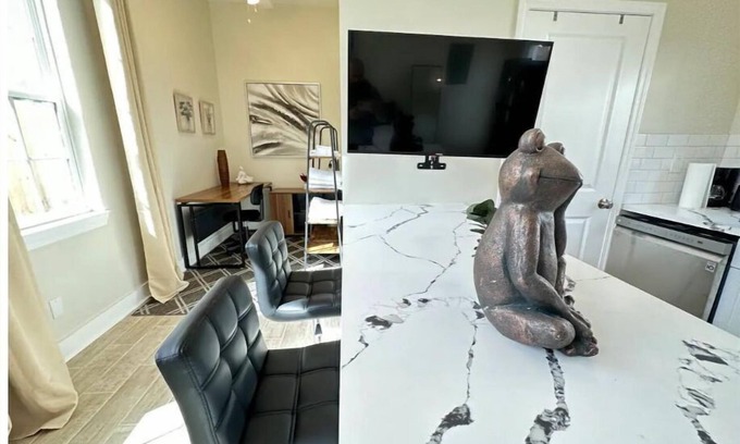 Tulane - Gravier House | Modern New Orleans Tiny Home Casita! Hidden Gem!