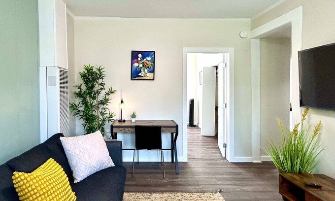 Renton House | Modern & Newly Renovated-Centrally located/King Bed/Free Parking