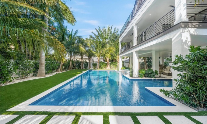 Sarasota House | Modern Oasis 6BR Pool/Spa Walk to the Beach