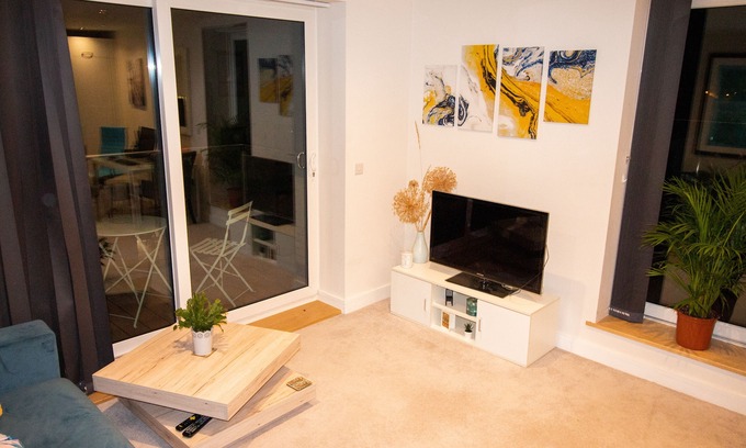 Reading House | Modern One Bed Flat- huge terrace area | Netflix