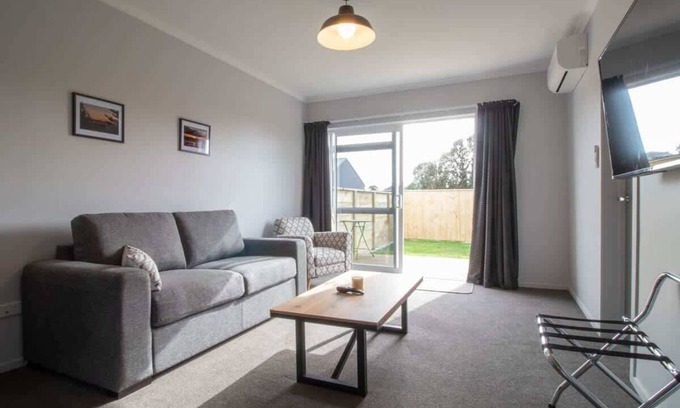 Brixton Apartment | Modern Pet-Friendly Apartment Near Airport