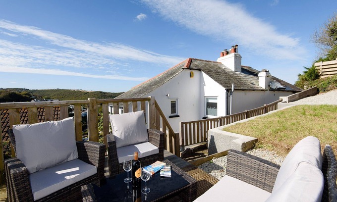 Looe House | Modern, pet friendly house with lovely river views of Looe river. Parking with free EV charger