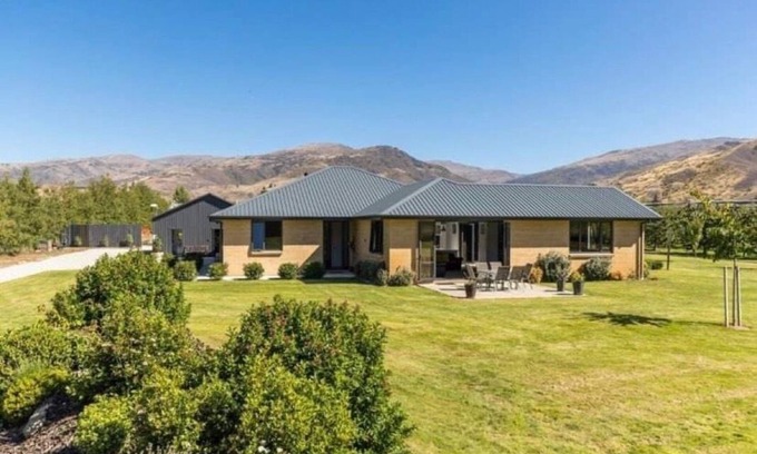 Lowburn Bed & Breakfast | Modern private suite on local cherry orchard