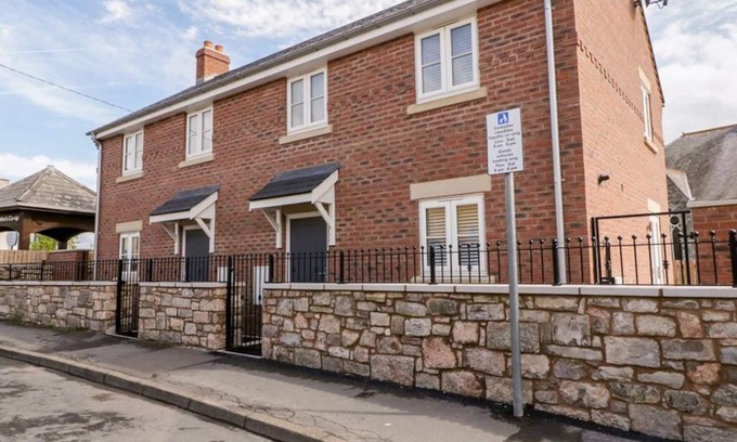 Ruthin House | Modern Property in Town Centre Location With Parking