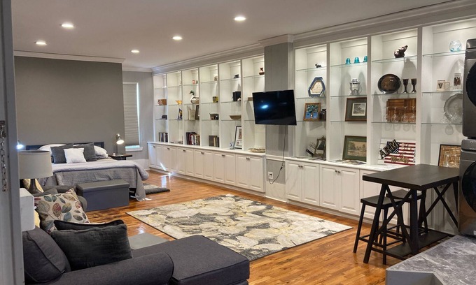 Midway Apartment | Modern Remodeled Downtown Midway Studio