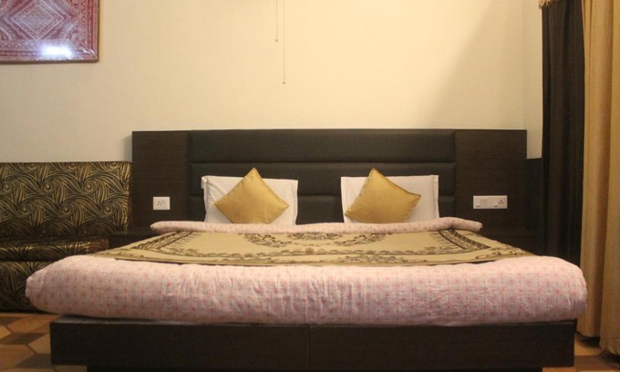 Mallital Hotel | Modern Room In Nainital