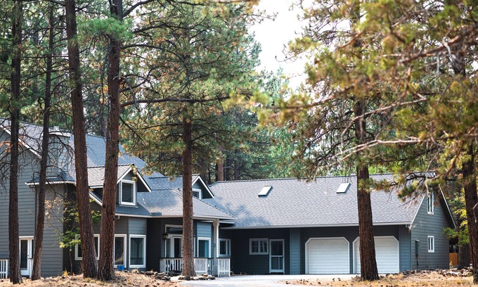 Sisters House | Modern Secluded Spacious Home, Family Friendly forest view in Sisters