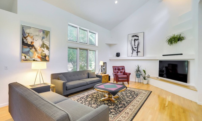 Granger House | Modern & Spacious Home - 6 Mi to Dtwn South Bend