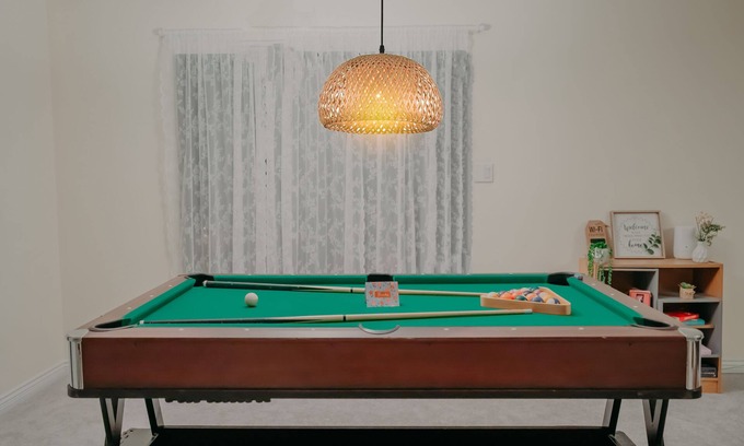 Surrey House | Modern & Spacious Home- Free PARKING & Free WIFI(2 mins to all amenities)
