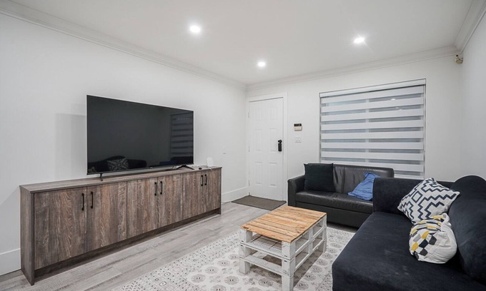 Surrey Newton Apartment | Modern suite in central surrey