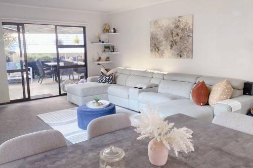 Greenlane - Ellerslie House | Modern three bed two and a half bath with in and outdoor flow plus study