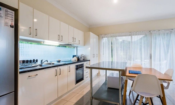 Ashgrove Apartment | Modern Top Floor 2BR With Private Deck