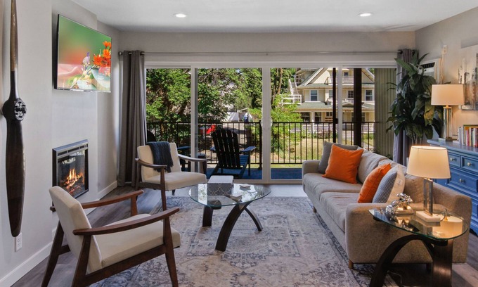 Spokane Apartment | Modern TOP FLOOR Condo w/Park View + King Bedn