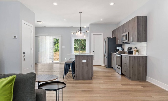 Lynchburg House | Modern Townhome Near Liberty University with Luxe Amenities