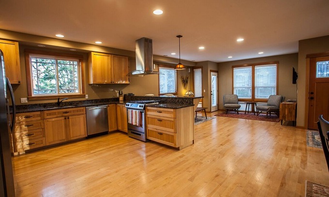 Hood River House | Modern Townhouse - 4 Bedrooms, 3.5 Bathrooms - Columbia River View
