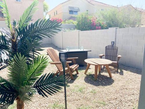 Jen Tilly Terrace Villa | Modern Townhouse in Tempe Near Arizona State University with Fast Wi-Fi & Free Parking for Cozy Stay