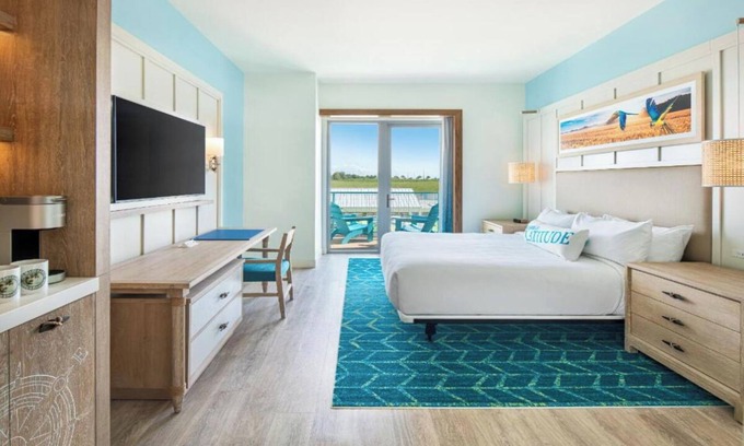 I-435 West KC-KS Hotel | Modern Tropical Room with Balcony – 2.7 Miles from Wyandotte County Lake