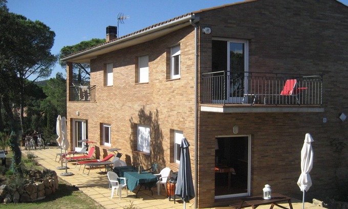 Santa Maria de Solius Villa | Modern villa in rural setting sleeps 10. Ideal for familys