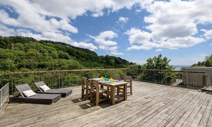 Millendreath House | Modern villa for four with large balcony and sea views, two minute walk from the beach!