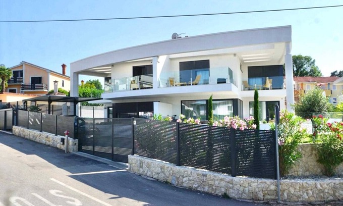 Vantacici Villa | Modern Villa Sarah with heated pool & Seaview