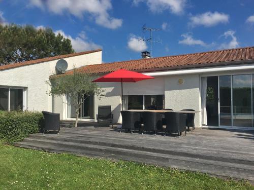 Brives-sur-Charente Villa | Modern Villa with Pool in Brives