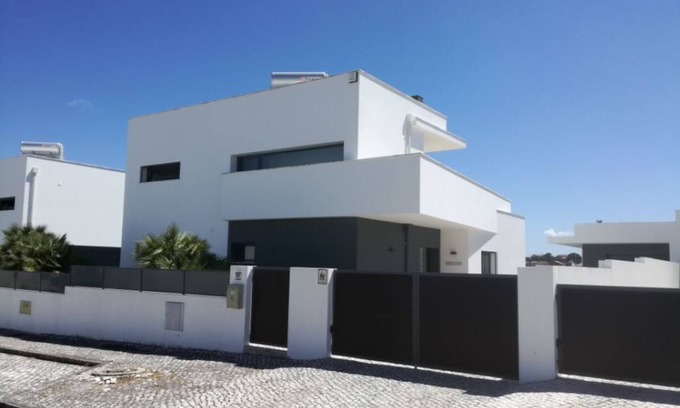 Nadadouro Villa | Modern villa with swimming pool and terrace, near the Bay of Obidos