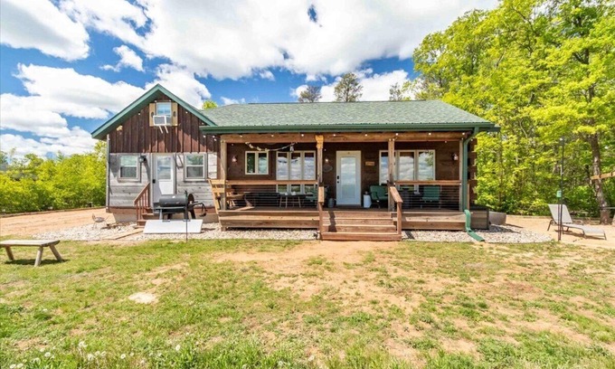 Necedah House | Modern Waterfront Getaway on the Wisconsin River – Between Castle Rock & Lake Petenwell