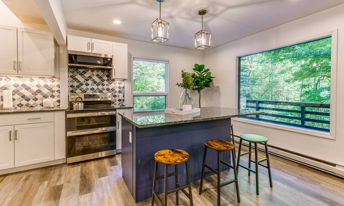 Hemphill Heights Cabin | Modern Waynesville Cabin ~ 9 Mi to Lake Junaluska!