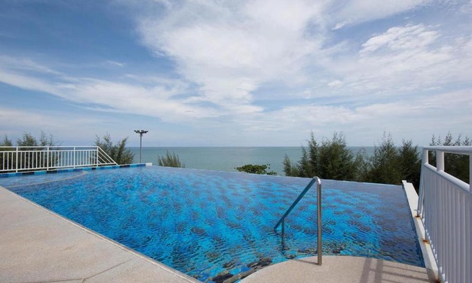 Kram Apartment | Modern well kept sea front condo in Mae Phim Beach