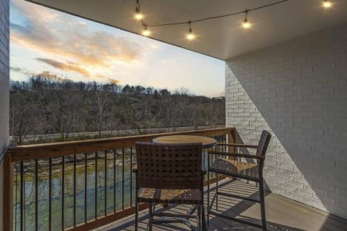 Downtown Branson House | Modern Yote Condo at Roark Creek
