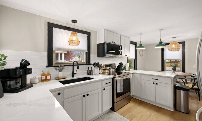 Medina Apartment | Modernized Historical Home in Downtown Medina w/Hot Tub