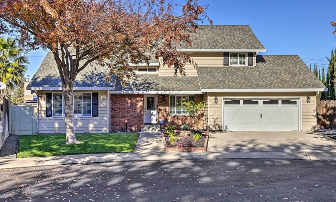 Modesto House | Modesto Home w/Deck - 2 Mi to Vintage Faire Mall