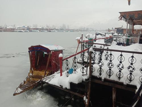 Dal Lake Bed & Breakfast | Mombay group of House boat premium