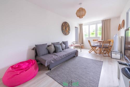 Guyancourt Apartment | Monnet - Versailles - CI - Relaxing getaway 30 minutes from Paris for 4 people