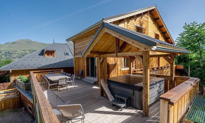 Mont-de-Lans Ski Chalet | Mont-de-Lans | Chalet 340m2 | Terrasse + jacuzzi