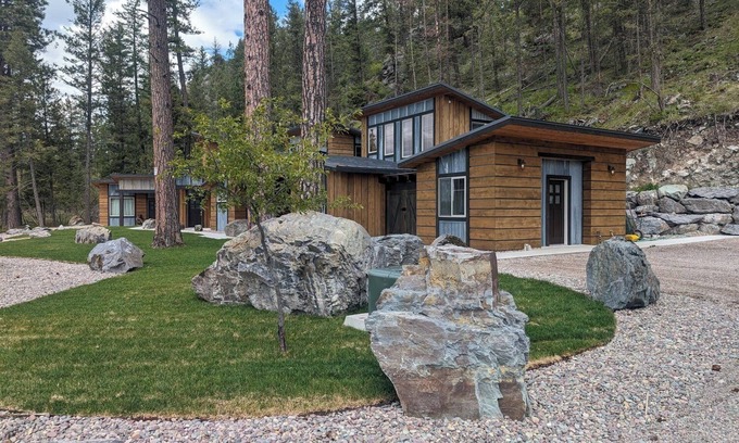 Bigfork Cabin | Montana ponderosa Cabin #3- Close walk to Flathead Lake and Near Glacier Park