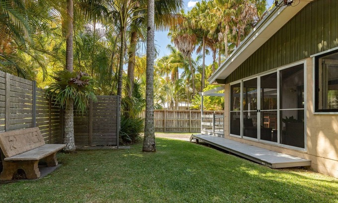 Elizabeth Beach House | Montezuma - flat walk to Elizabeth Beach + Air Con