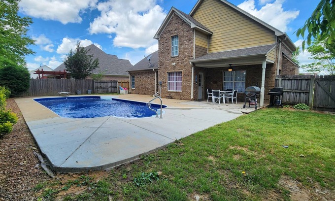 Olive Branch House | MONTHLY STAYS- 6 BR Home with Pool in Olive Branch Suburb Near Stateline