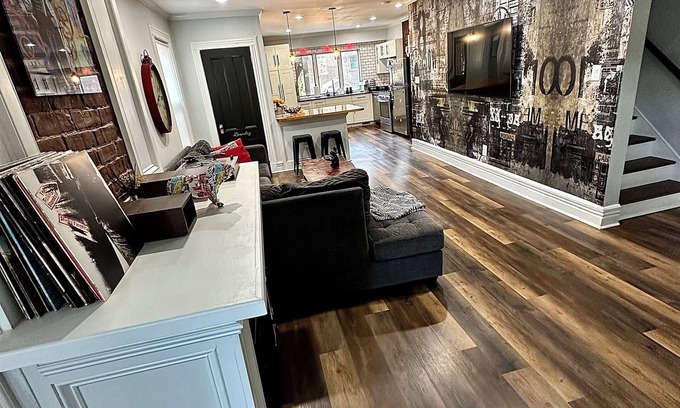 Red Bank House | MONTLY RENTAL - VIBRANT AND SPACIOUS 4-BR HOME IN DOWNTOWN RED BANK w/HOT TUB