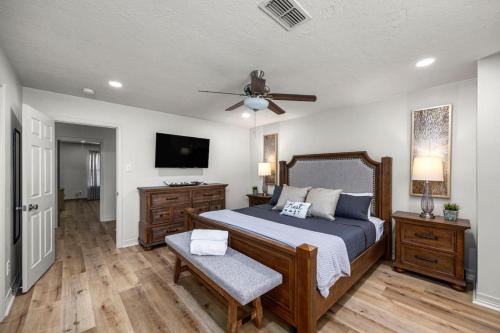 Montrose House | Montrose 4BR Sleeps 19 - 2 Homes - Walk to Dining