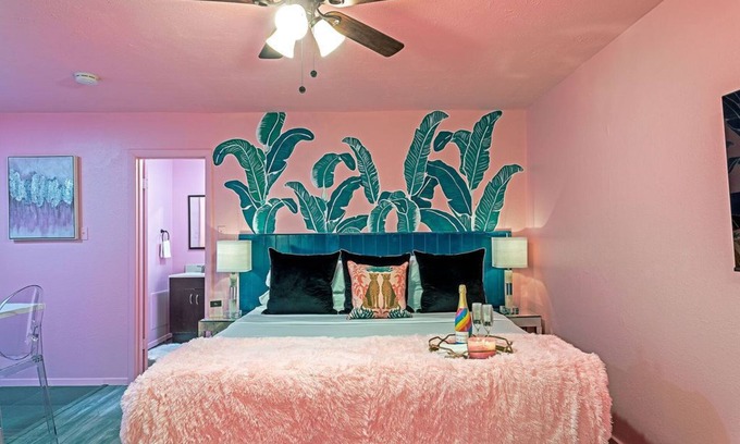 Montrose Apartment | 💖 Montrose Rosy Cozy Studio! 💖 Medical Center 41 ⭐️⭐️⭐️⭐️⭐️